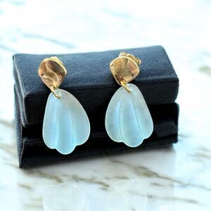 Avon Elegant Gold and Blue Earrings. Vintage.